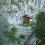 Au pied de la grotte les chasseurs ont installé un camp de base...
