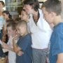 Les enfants et Corinne qui posent pour la postérité devant leur réalisation